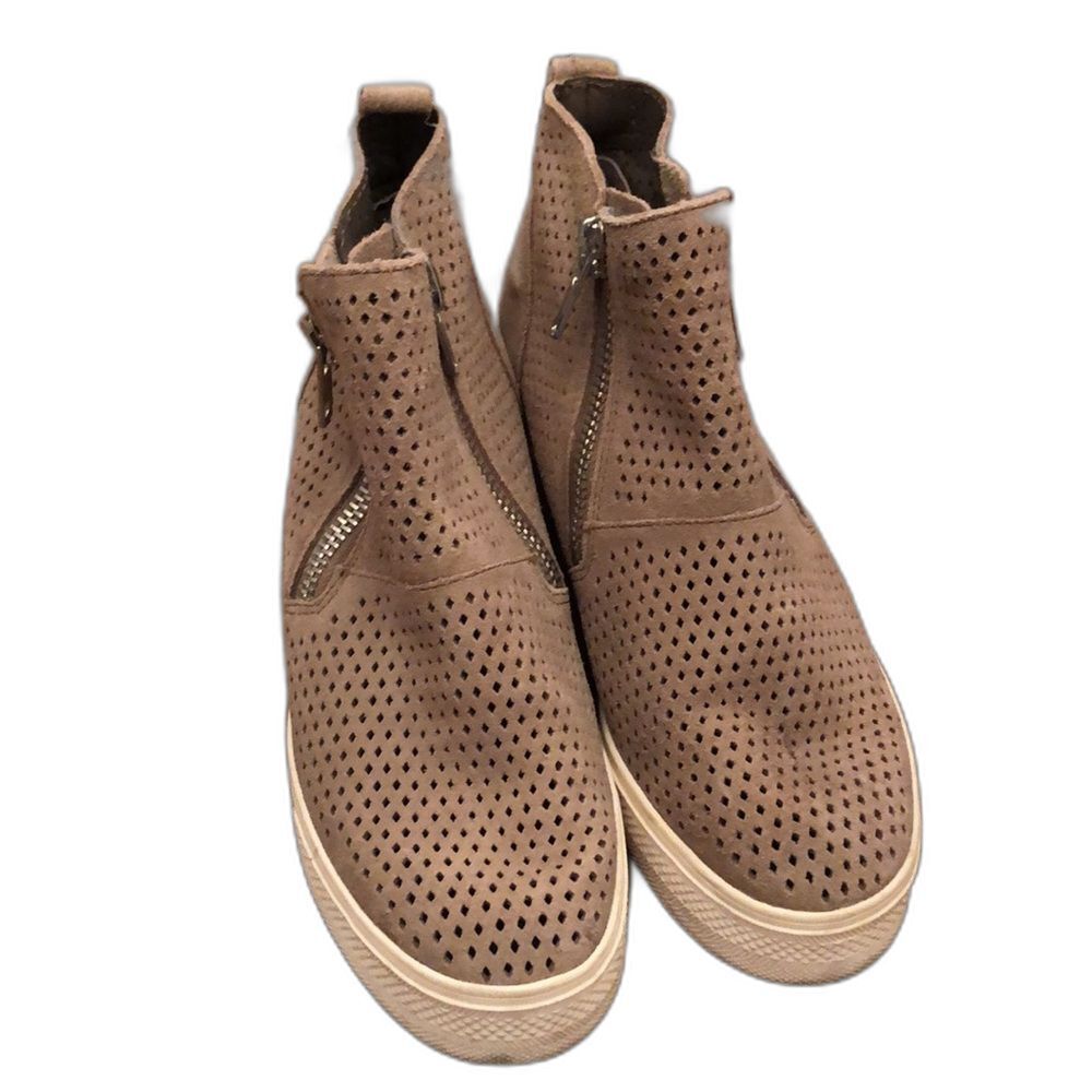 STEVE MADDEN SIZE 8.5 M TAUPE SUEDE PERFORATED WEDGIE SNEAKER